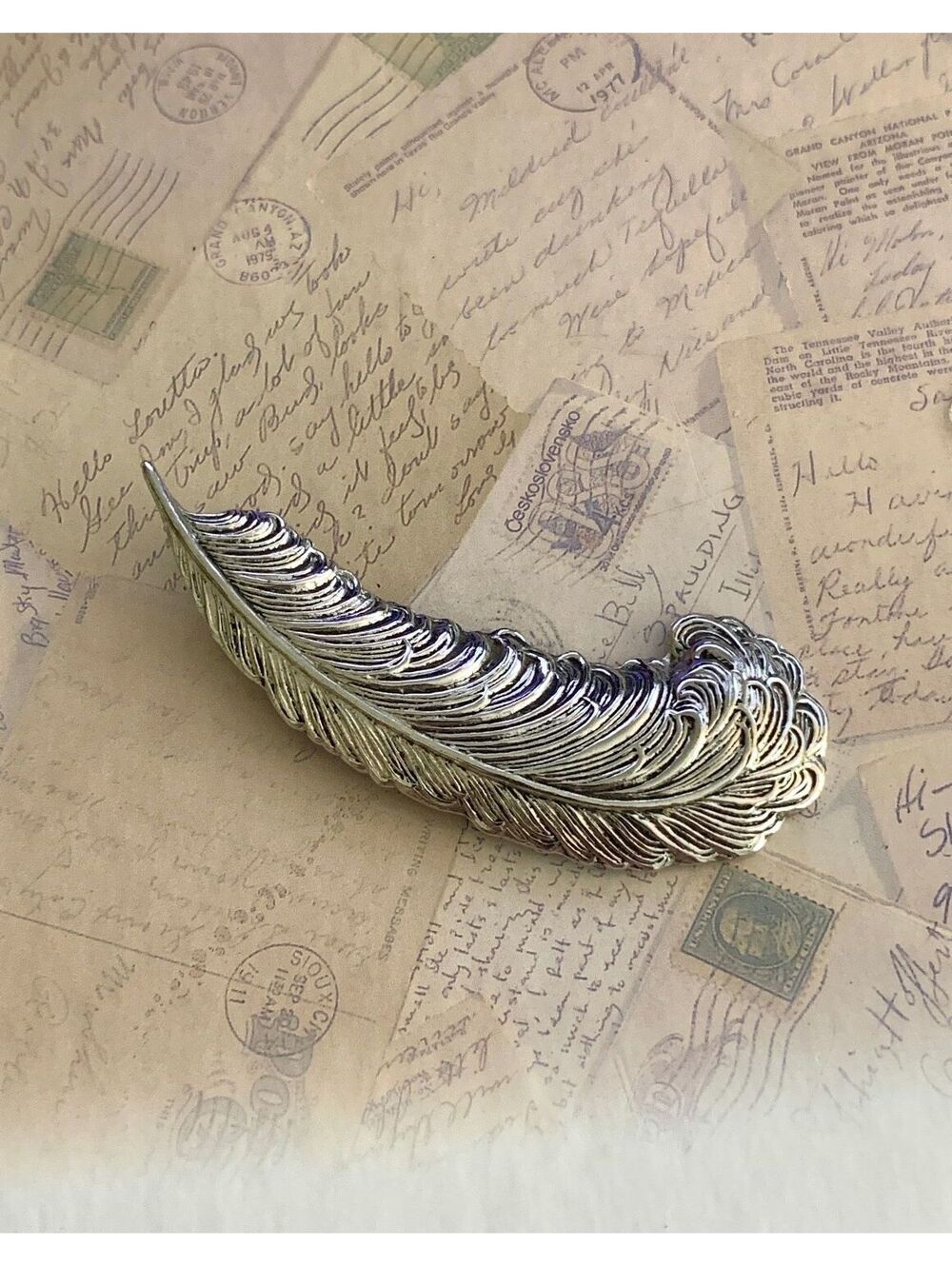 Vintage Elegant Silver Feather Brooch Pin - Classic Feather Design Accessory